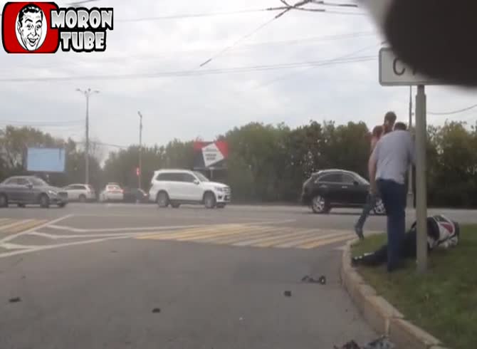 Video :After crashing onto a sidewalk, a motorcyclist dies (public cautioned)